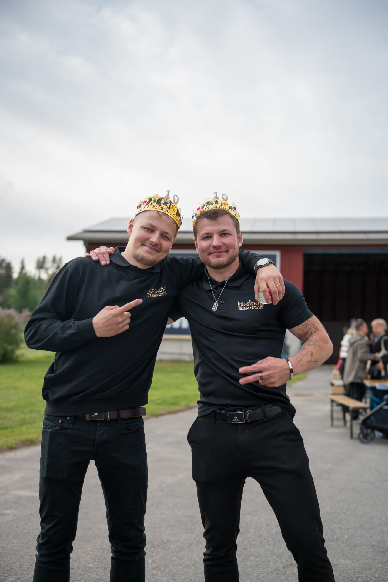 Kaksi Kruunuremontin työntekijää kultaisissa 10-vuotiskruunuissa