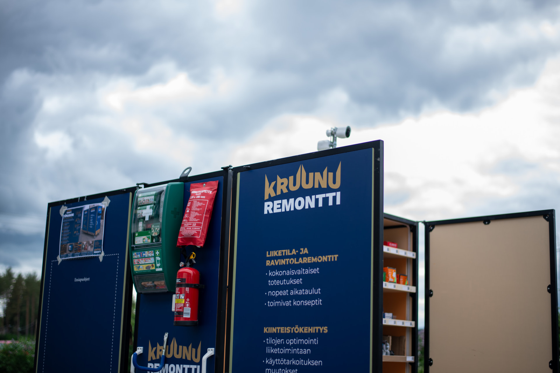 Työmaavaunun brändätty kylki: liiketila- ja ravintolaremontit sekä kiinteistökehitys