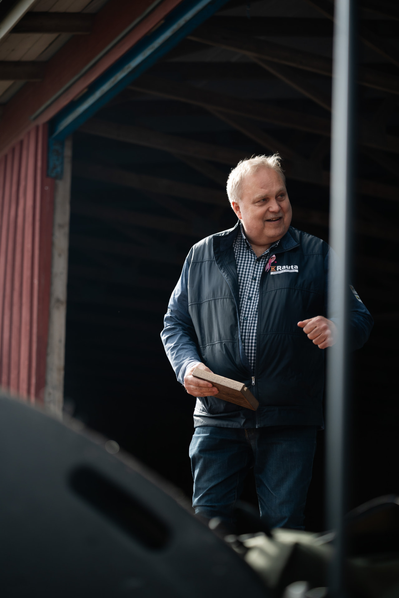 Palkittu kumppani kävelee lavalle puukilven kanssa