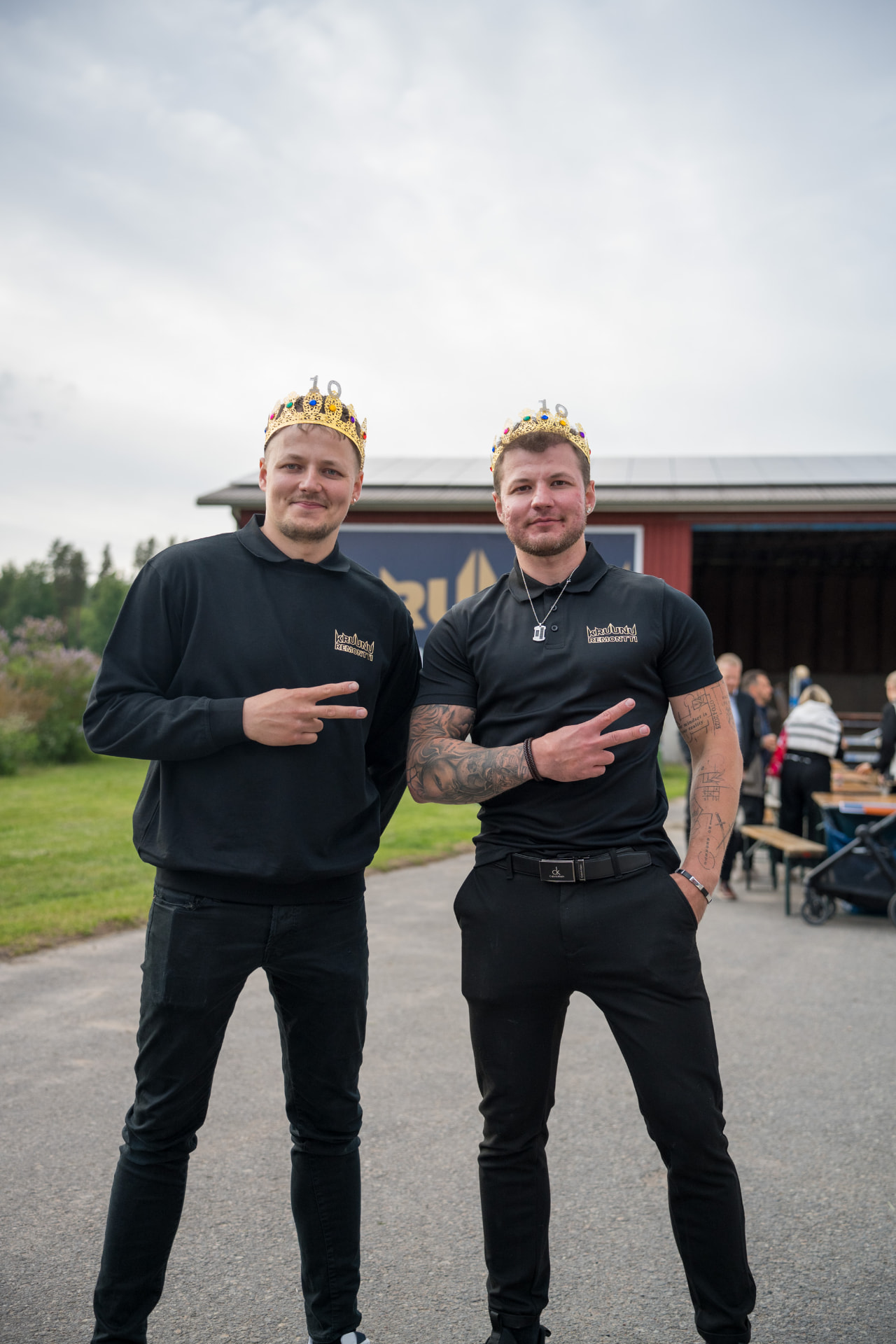 Kruunuremontin tekijät juhlakruunuissa juhla-alueella